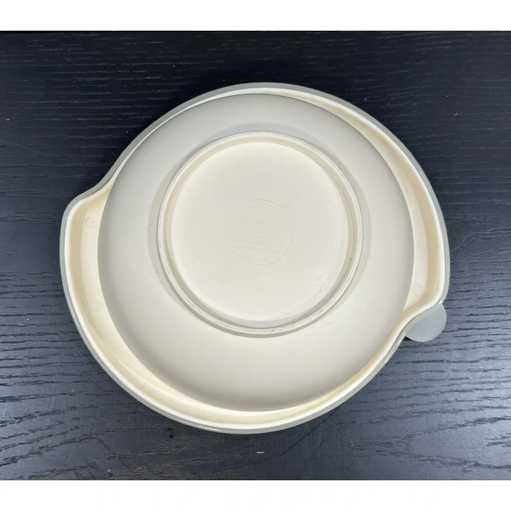 HUTZLER ~ Plastic 3 in 1 BERRY BOWL 1 Quart, 3 Piece: Bowl, Lid, Colander ~White